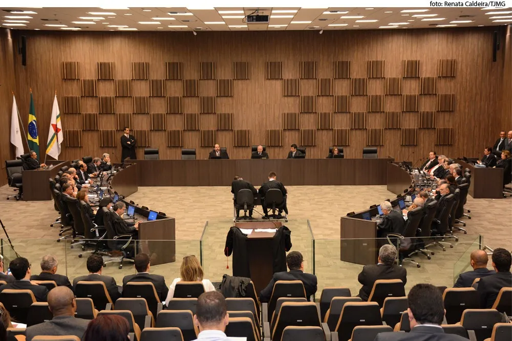 Tribunal afasta juiz que bebeu vinho e fumou durante sessão de julgamento