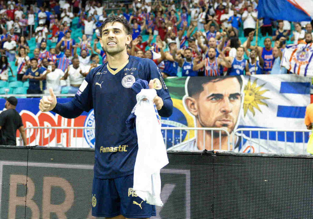 Acevedo celebra homenagem da torcida: “orgulho em ficar na história desse clube”