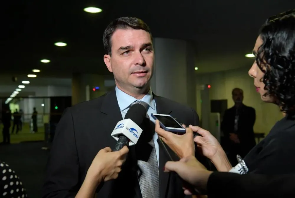 Flávio bolsonaro pede renúncia de moraes após novas revelações sobre vorcaro