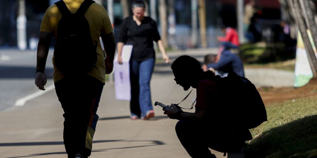 Percentual de jovens nem-nem no brasil cai para 22,4%, mostra estudo