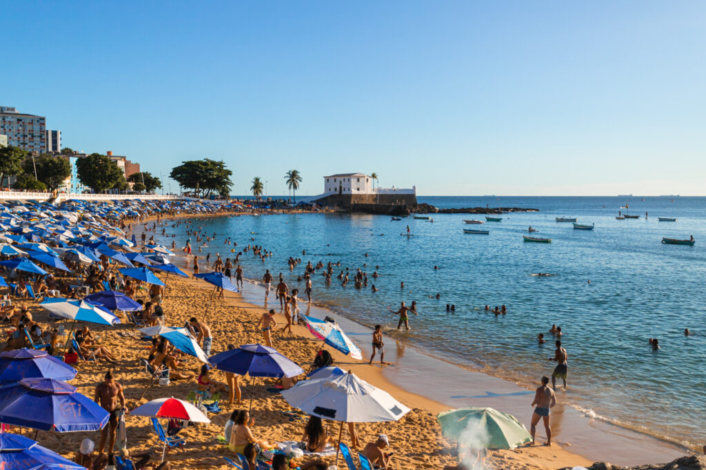Prefeitura de salvador inicia instalação de boias de delimitação de área de banho no porto da barra nesta terça (1º)