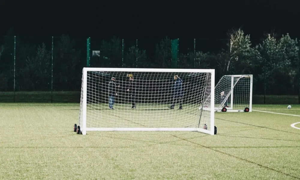 Menina de 3 anos morre após ser atingida por trave de futebol em festa do dia das crianças