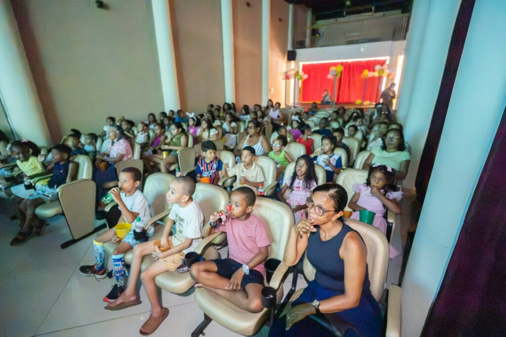 Semana da criança: estudantes de escola municipal conhecem o cineteatro e assistem a filme – imprensa bahia