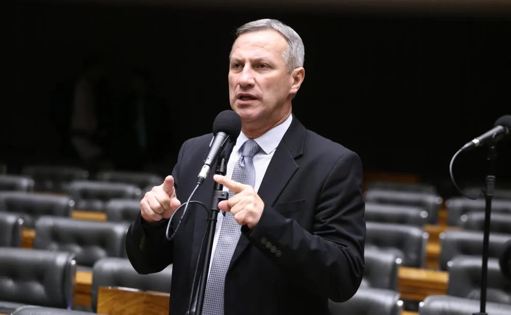 Senador propõe regras mais rígidas para benefícios sociais em ano eleitoral